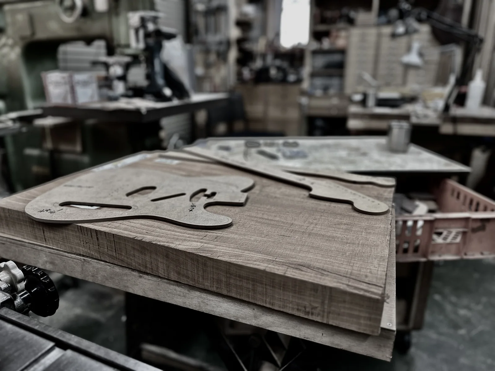型板を載せた欅材とO.CRAFTの工房